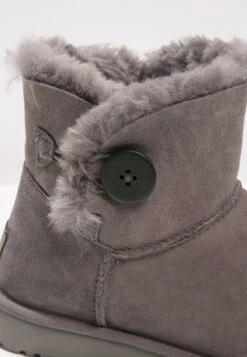 Ugg Mini Bailey Button - Korte Laarzen - Grey 11 Ugg Mini Bailey Button - Korte Laarzen - Grey -Ugg Winkel 04eb63774fb542ec9ef63b8f34cea427
