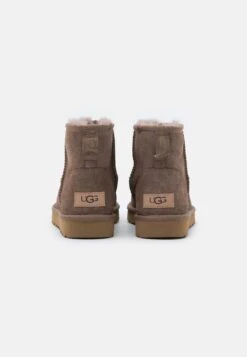 Ugg Classic Mini - Korte Laarzen - Caribou 9 Ugg Classic Mini - Korte Laarzen - Caribou -Ugg Winkel 057e19e4387449bdb4cf9b9d66cb6544
