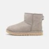 Ugg Classic Mini - Korte Laarzen - Light Grey 13 Ugg Classic Mini - Korte Laarzen - Light Grey -Ugg Winkel 09b4776aa9e24aa48b55aef3575aa259