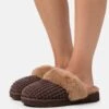 Ugg Cozy - Pantoffels - Burnt Cedar -Ugg Winkel 138f8b86408e499f958f913b30cd152e