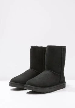 Ugg Classic Short - Korte Laarzen - Black -Ugg Winkel 2e5abba17bb24af5b47280d083d48070