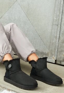 Ugg Mini Bailey Button - Korte Laarzen - Black -Ugg Winkel 2ea7a69e1ad446ccb1de45d9acc3e140