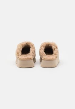 Ugg Maxi Curly Platform - Pantoffels - Sand -Ugg Winkel 31c8816c11404bce932dfba3e5b6c8b4