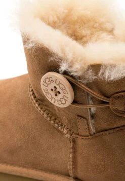 Ugg Mini Bailey Button - Korte Laarzen - Chestnut 9 Ugg Mini Bailey Button - Korte Laarzen - Chestnut -Ugg Winkel 36e837ccda904301913c71034c08c7dd