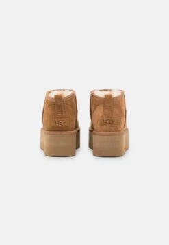 Ugg Classic Ultra Mini Platform - Enkellaarsjes Met Plateauzool - Chestnut 13 Ugg Classic Ultra Mini Platform - Enkellaarsjes Met Plateauzool - Chestnut -Ugg Winkel 4c43d184cb4c450e800f4e7670fae588