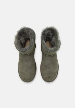 Ugg Mini Bailey Button - Korte Laarzen - Forest Night -Ugg Winkel 4f7ed4f70dfc4a33ace4ddd778480b9c