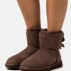 Ugg Mini Bailey Bow - Korte Laarzen - Burnt Cedar 12 Ugg Mini Bailey Bow - Korte Laarzen - Burnt Cedar -Ugg Winkel 5442e446f6c747cdab22e6f704598bdc