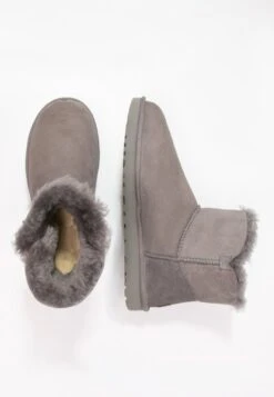 Ugg Mini Bailey Button - Korte Laarzen - Grey 7 Ugg Mini Bailey Button - Korte Laarzen - Grey -Ugg Winkel 5d0ca54d73a04a28b1fee5eae936b771