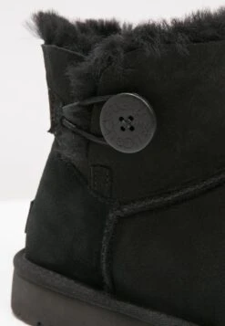 Ugg Mini Bailey Button - Korte Laarzen - Black -Ugg Winkel 6720ef23cc1e41c19bbfbed4bcaba47b