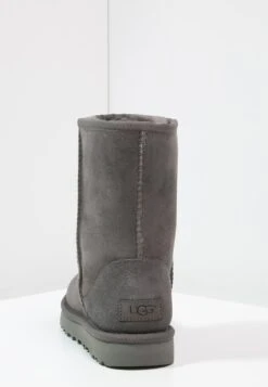 Ugg Classic Short - Korte Laarzen - Grey -Ugg Winkel 6b594e01cdee41acaed1891546f96c25