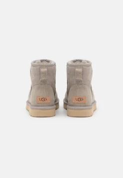 Ugg Classic Mini - Korte Laarzen - Light Grey 7 Ugg Classic Mini - Korte Laarzen - Light Grey -Ugg Winkel 71a7d6e48b074e3b91114a6c4bb4a3fd