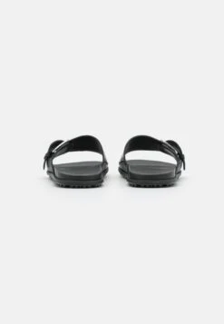 Ugg Solivan Buckle Slide - Muiltjes - Black 9 Ugg Solivan Buckle Slide - Muiltjes - Black -Ugg Winkel 72feddb8bcca43f79cc98d6c83f907eb