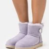 Ugg Mini Bailey Button Bling - Korte Laarzen - June Gloom 17 Ugg Mini Bailey Button Bling - Korte Laarzen - June Gloom -Ugg Winkel 73ad97add4ca4db988ad52e810e58341