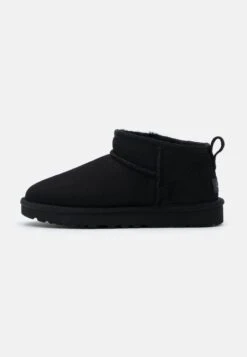 Ugg Classic Ultra - Korte Laarzen - Black 10 Ugg Classic Ultra - Korte Laarzen - Black -Ugg Winkel 82b271a9b3cd4e799cb6c4fc6f352c2a