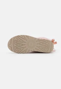 Ugg Bailey Bow - Korte Laarzen - Rose Grey 10 Ugg Bailey Bow - Korte Laarzen - Rose Grey -Ugg Winkel 857181c7b1784fbfa63f3d1f9166b934