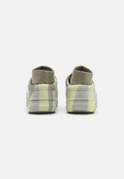Ugg Tasman X Camopop - Instappers - Moss Green 11 Ugg Tasman X Camopop - Instappers - Moss Green -Ugg Winkel 876383a20fa34377866aa675fc5dab6a