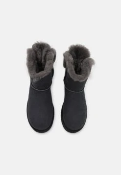 Ugg Mini Bailey Fuzzy Bow - Snowboots- Black 11 Ugg Mini Bailey Fuzzy Bow - Snowboots- Black -Ugg Winkel 8a05b14686844849bc2f5bc23fc4a6a8