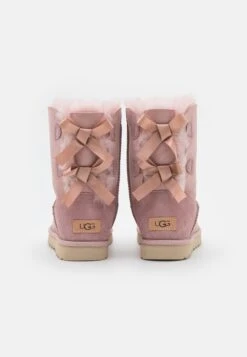 Ugg Bailey Bow - Korte Laarzen - Rose Grey 9 Ugg Bailey Bow - Korte Laarzen - Rose Grey -Ugg Winkel 9c242b3c6b994e2da84b5c62e188470b