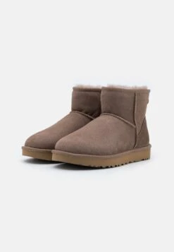 Ugg Classic Mini - Korte Laarzen - Caribou 8 Ugg Classic Mini - Korte Laarzen - Caribou -Ugg Winkel 9c65b76e6a15411b8691393e7d43c93a
