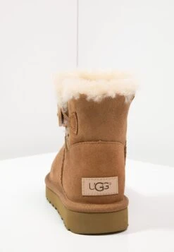 Ugg Mini Bailey Button - Korte Laarzen - Chestnut 11 Ugg Mini Bailey Button - Korte Laarzen - Chestnut -Ugg Winkel a2afc014ef7745bab8b540e55bc20f3e