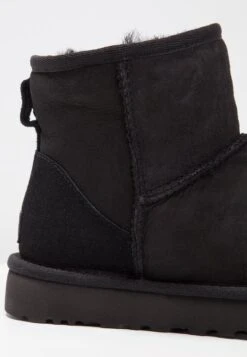 Ugg Classic Mini - Korte Laarzen - Black -Ugg Winkel a911d1b31add41fdbb8c61a60b9cc56b
