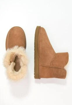 Ugg Mini Bailey Button - Korte Laarzen - Chestnut 12 Ugg Mini Bailey Button - Korte Laarzen - Chestnut -Ugg Winkel b469df1e0cd94bf0bc2b267e00f03084