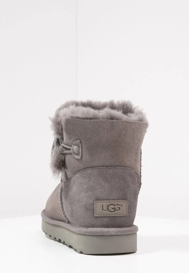 Ugg Mini Bailey Button - Korte Laarzen - Grey 4 Ugg Mini Bailey Button - Korte Laarzen - Grey - Afbeelding 4