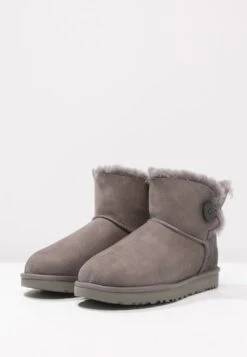 Ugg Mini Bailey Button - Korte Laarzen - Grey 8 Ugg Mini Bailey Button - Korte Laarzen - Grey -Ugg Winkel c0aea58a644b4c089a6207432b4be7d3