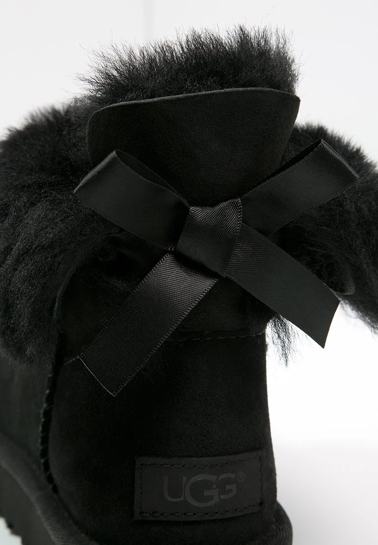 Ugg Mini Bailey Bow - Korte Laarzen - Black 7 Ugg Mini Bailey Bow - Korte Laarzen - Black - Afbeelding 7