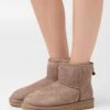 Ugg Classic Mini - Korte Laarzen - Caribou 12 Ugg Classic Mini - Korte Laarzen - Caribou -Ugg Winkel d487b1af3f7b4012945ca731af11492d