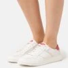 Ugg Alameda Lace - Sneakers Laag - Bright White/Red Pepper 17 Ugg Alameda Lace - Sneakers Laag - Bright White/Red Pepper -Ugg Winkel d60c26bb57bb419fb2a0c0db8e9bc7b3