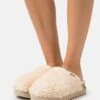 Ugg Fuzz Sugar - Pantoffels - Natural -Ugg Winkel dacbaa059d464c96a98aeb961e3b81d7