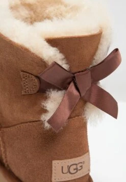 Ugg Mini Bailey Bow - Korte Laarzen - Chestnut 12 Ugg Mini Bailey Bow - Korte Laarzen - Chestnut -Ugg Winkel dc837f11fb394740b368d93a7fa98366