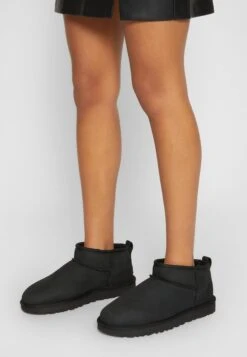 Ugg Classic Ultra - Korte Laarzen - Black 11 Ugg Classic Ultra - Korte Laarzen - Black -Ugg Winkel de498aa2736e4f36b63fd5ecd886217b