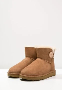 Ugg Mini Bailey Button - Korte Laarzen - Chestnut 10 Ugg Mini Bailey Button - Korte Laarzen - Chestnut -Ugg Winkel e3db5957c8e64651b8270eff54d14b0a