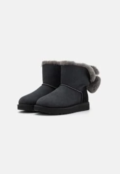 Ugg Mini Bailey Fuzzy Bow - Snowboots- Black 8 Ugg Mini Bailey Fuzzy Bow - Snowboots- Black -Ugg Winkel e971d426295a418fbad7e093c1ec8810