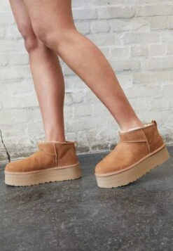 Ugg Classic Ultra Mini Platform - Enkellaarsjes Met Plateauzool - Chestnut 9 Ugg Classic Ultra Mini Platform - Enkellaarsjes Met Plateauzool - Chestnut -Ugg Winkel ead724d864a241f5b120ff872b566c5c