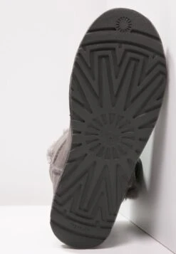 Ugg Mini Bailey Button - Korte Laarzen - Grey 10 Ugg Mini Bailey Button - Korte Laarzen - Grey -Ugg Winkel eb2df313c4954a4c83a91fb9aa812d2d