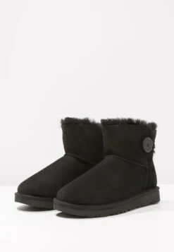 Ugg Mini Bailey Button - Korte Laarzen - Black -Ugg Winkel f181174a8bf5455f88729cddee873a80