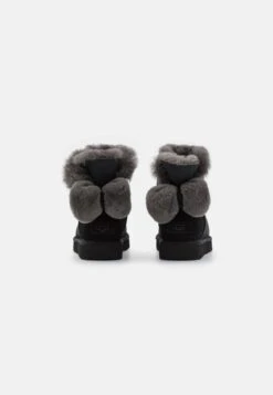 Ugg Mini Bailey Fuzzy Bow - Snowboots- Black 9 Ugg Mini Bailey Fuzzy Bow - Snowboots- Black -Ugg Winkel f5c4872b1f3b4b4a9f2f1e541c25352f