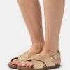 Ugg Solivan Slingback - Sandalen - Pale Gold Metallic -Ugg Winkel f82f066c61f44ead8b7f1c3605e3650f